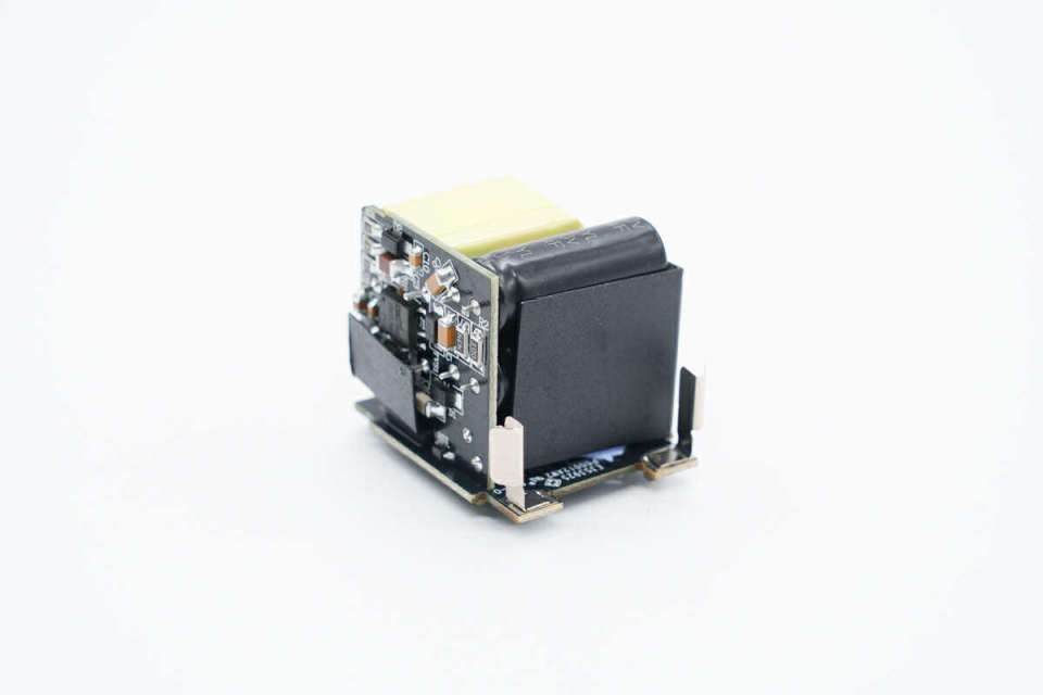 小巧迷你，iPhone 15新機(jī)用戶的理想選擇 大麥30W氮化鎵快充頭拆解評(píng)測
